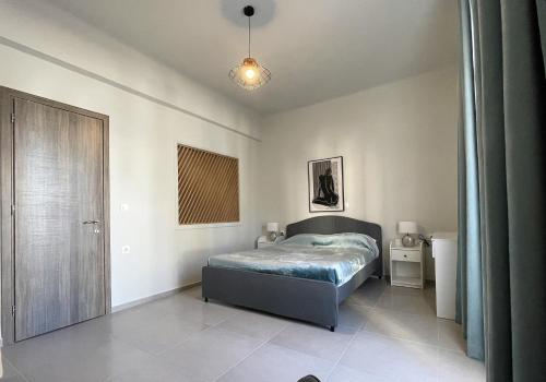 1 dormitorio con 1 cama en la esquina de una habitación en Stylish Apartment in City Center, en Heraclión