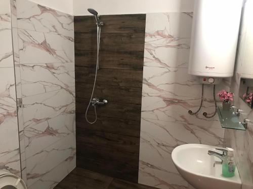 ソゾポルにあるАпартамент Хармонияのシャワーと洗面台付きのバスルーム
