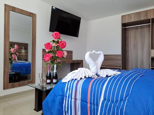 um quarto com uma cama com um cisne em PRIVATE ROOMS / DOWNTOWN AREQUIPA em Arequipa