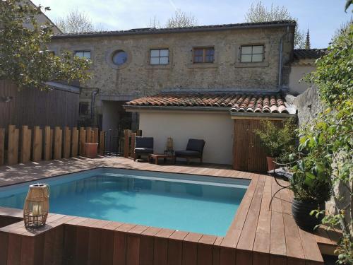 einen Pool im Hinterhof eines Hauses in der Unterkunft Gîte de l'Autre Jardin in Mirepoix