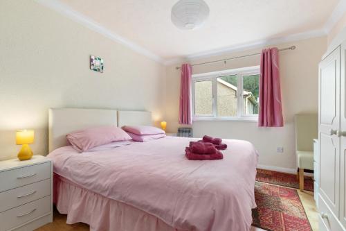 una camera da letto con un letto con un orsacchiotto sopra di Temple Bar Apartment - Sea Front Views ad Amroth