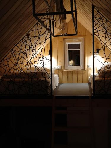 une chambre avec deux lits et une fenêtre dans l'établissement ZAGAJNIK Country Camp obok Suntago, à Grabce