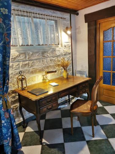 una oficina con un escritorio de madera y una silla en Le gîte du Brouage, en Chauny