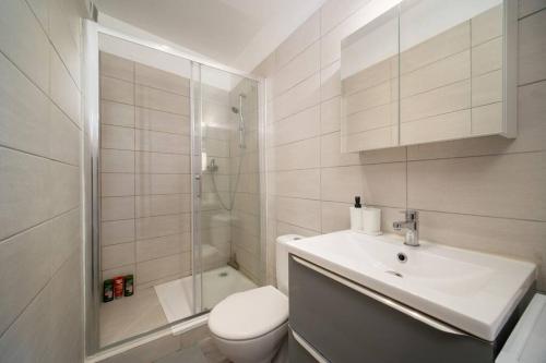 Appartement tout équipé à coté/Vieux port/Noailles في مارسيليا: حمام مع مرحاض ومغسلة ودش