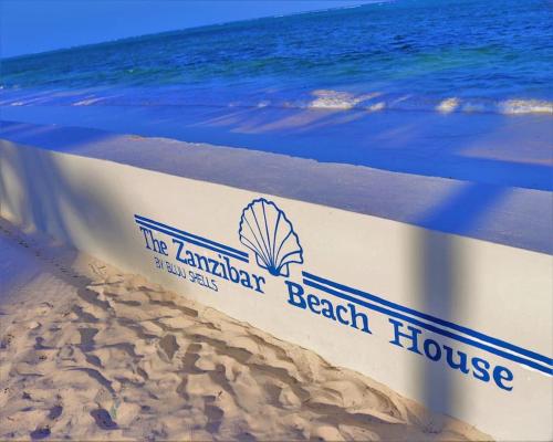 - un bateau sur la plage dans l'établissement The Zanzibar Beach House-North, à Pingwe