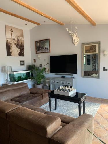 TV a/nebo společenská místnost v ubytování Villa tout confort avec piscine privée