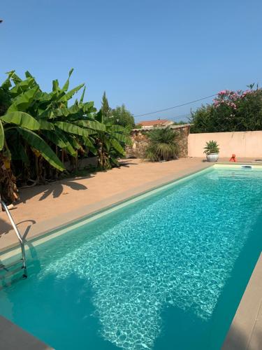 Bazén v ubytování Villa tout confort avec piscine privée nebo v jeho okolí