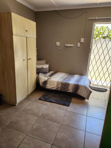 a bedroom with a bed and a window at Tjokkerland in Cradock