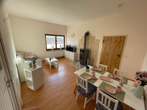 eine Küche und ein Wohnzimmer mit einem Tisch und Stühlen in der Unterkunft Ferienhaus Obschütz in Weißenfels