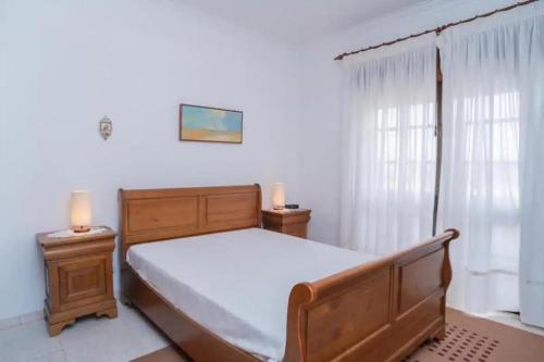 Un dormitorio con una cama grande y una ventana en Holidays in Algarve!, en Portimão