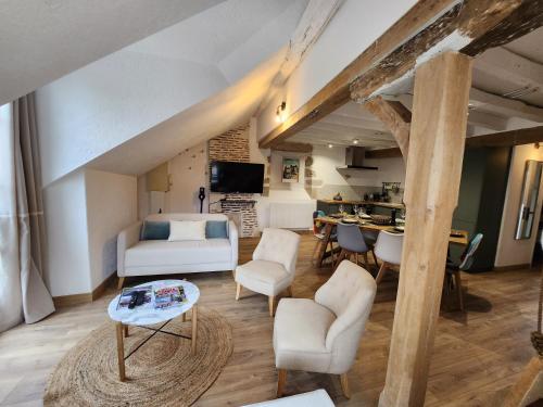 sala de estar con sofá y mesa en Appart'Hôtel Blois vue Château en Blois