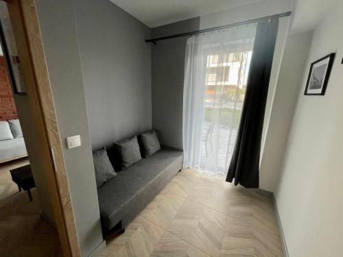 un soggiorno con divano e finestra di Apartament Róża Zator - 2 km od Energylandii a Zator