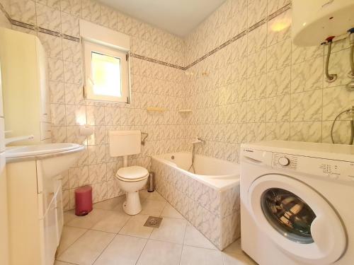 La salle de bains est pourvue de toilettes et d'un lave-linge. dans l'établissement Ksenija, à Novi Vinodolski