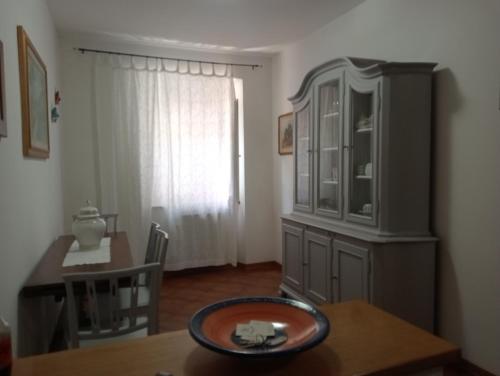 奧爾貝泰洛的住宿－Casa Azzurra，一间带 ⁇ 子和桌子的用餐室