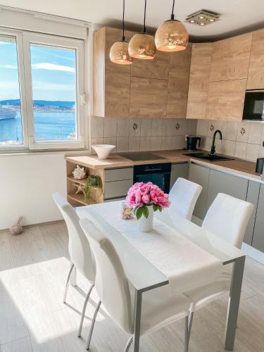 Homey apartment with a view