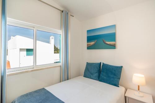 a bedroom with a bed and a window at L&A Villa Prainha 3 Bedrooms Heated Pool 5 m walking to the beach in Alvor