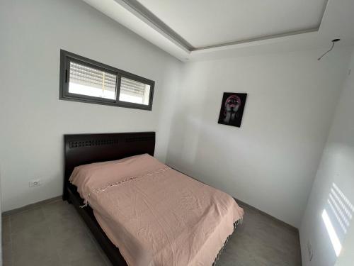 Dar Malika في El Guecheïne: غرفة نوم بسرير في جدار أبيض