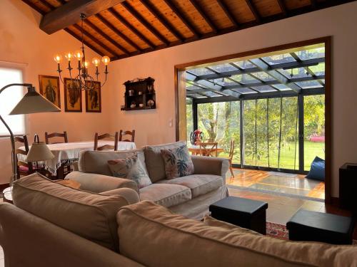 Água de PauにあるPalácio - Exclusive Villa, Calouraのリビングルーム(ソファ、テーブル付)