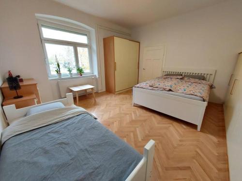 sypialnia z 2 łóżkami i oknem w obiekcie Apartment Bezigrad w Lublanie