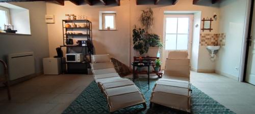 - un groupe de chaises dans une pièce avec porte dans l'établissement Chambre d'hôtes Bien-être, à Cessières