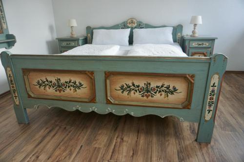 文斯托夫的住宿－Landhotel Strandallee，一张绿色的床,有2个床头柜和2张桌子