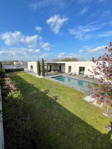 une maison avec une piscine dans une cour dans l'établissement Maison au bord de Loire, à Veauchette