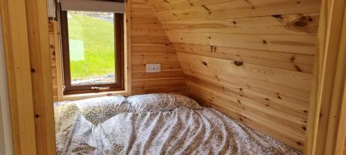 Postel nebo postele na pokoji v ubytování Fairhead Glamping Pods