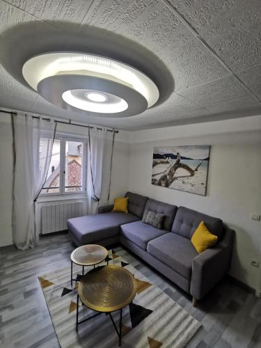 - un salon avec un canapé et une table dans l'établissement Rodez centre ville, Parking gratuit, à Rodez