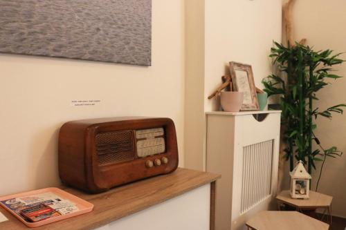 um pequeno rádio sentado numa prateleira numa sala em Triremi house em Lido di Ostia
