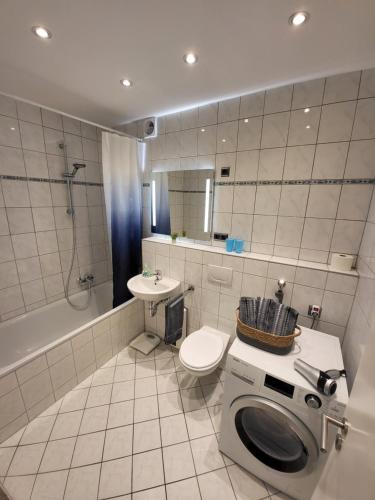 y baño con aseo, lavabo y lavadora. en Apartment nähe Düsseldorf Messe Expo, Airport, Train Station, en Duisburg
