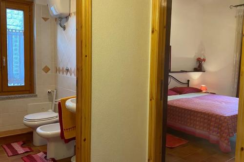uma casa de banho com um WC, um lavatório e uma cama em Flat Tempio Pausania near Costa Smeralda em Tempio Pausania