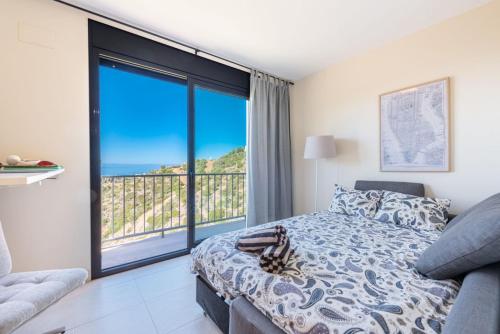 - une chambre avec un lit et une grande fenêtre dans l'établissement Joyful PH w/ stunning Sea Views, à Marbella