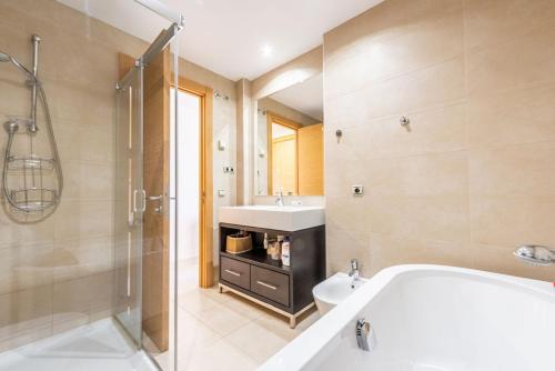W łazience znajduje się wanna, umywalka i prysznic. w obiekcie Joyful PH w/ stunning Sea Views w Marbelli