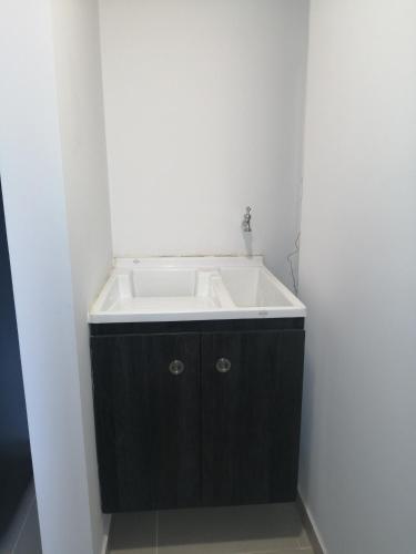 a bathroom with a white sink in a room at Lujoso Apartamento Cerca al Lago Sochagota en Paipa in Paipa