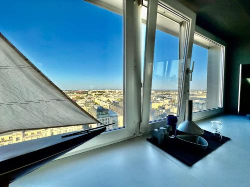 a room with large windows with a view of a city at Super Apartament GREY Centrum 2x Metro Fast WiFi 300 Mbs Netflix AppleTV SmartTV Spotify Panorama Miasta in Warsaw