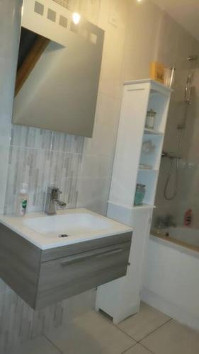 Baño blanco con lavabo y espejo en Meadow View, en Moneymore