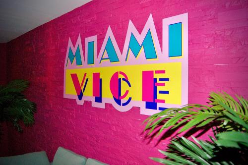 Φωτογραφία από το άλμπουμ του Capsule Miami Vice - Jacuzzi - Billard - Ecran cinéma & Netflix - Ping-Pong - Nintendo & Jeux- σε Lievin