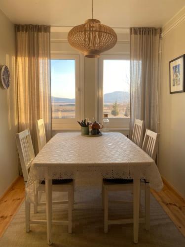 mesa de comedor con sillas y ventana grande en Flugumýri 2, en Varmahlid