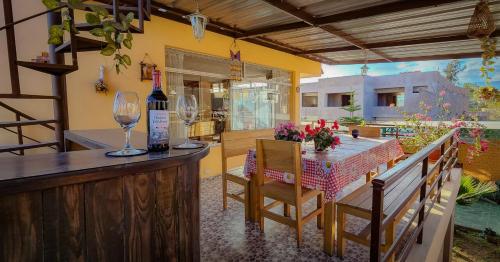 ein Esszimmer mit einem Tisch und einem Glas Wein in der Unterkunft Casa huerta Stuber in Arequipa