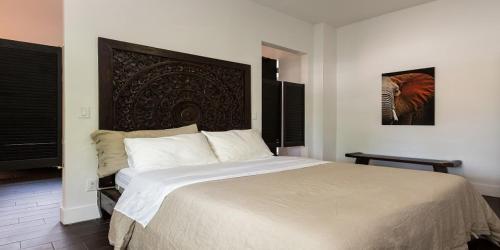 a bedroom with a large bed in a room at Vive Zen Queen Room in Miami