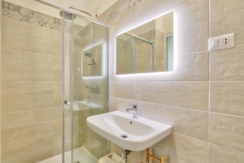 a bathroom with a sink and a glass shower at la Casa del Vino - B&B in Tollo