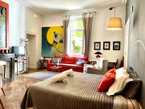 - une chambre avec un lit et un salon dans l'établissement Appartements Caractere Clos St Jean, à Mâcon