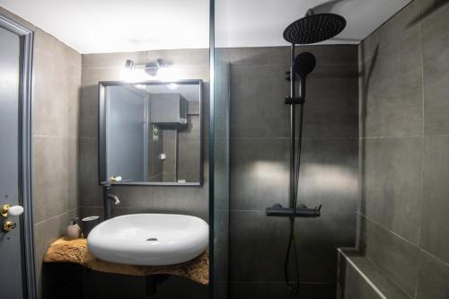 a bathroom with a sink and a shower at Lagos Com Sabor Guest House 