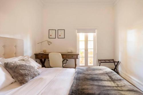Postel nebo postele na pokoji v ubytování O'Briens of Clare - Stylish Pet Friendly Vineyard Accommodation