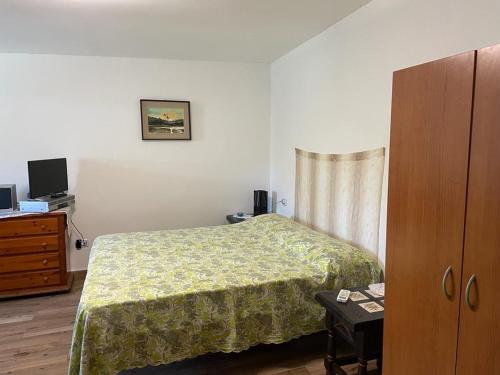 庫亞圖丘的住宿－Alessandro e Laura，一间小卧室,配有一张床和一个梳妆台