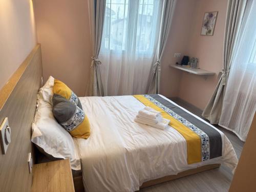 Säng eller sängar i ett rum på Chambre pour 2 personnes dans la banlieue parisienne (Bondy)