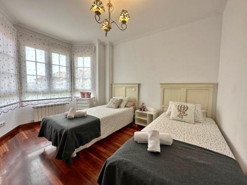 a bedroom with two beds and a chandelier at Villa Ojerada - 12804 in Ajo