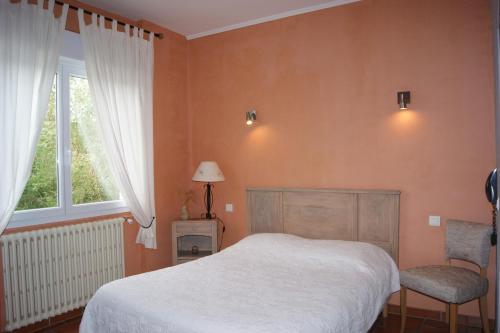 ルヴェルにあるHôtel La Renaissanceのベッドルーム(白いベッド1台、窓付)