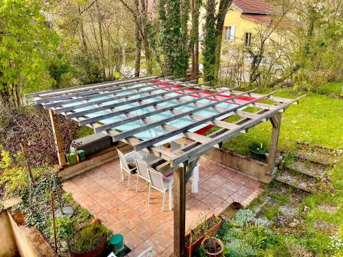 an overhead view of a patio with a roof at Maison à la campagne entre Nancy et Pont-à-Mousson in Malleloy
