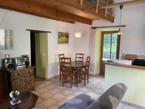 Η κουζίνα ή μικρή κουζίνα στο Charmant petit gîte au cœur de l’Ardèche